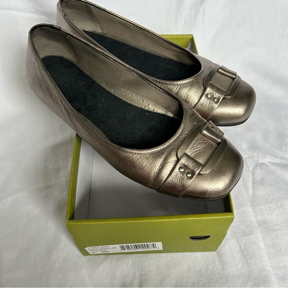 Trotters pewter flats. Size 9.5WW.